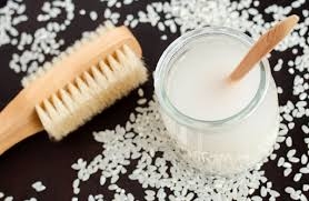 Air beras mengandung fenol yang dapat membantu mengobati alopecia areata, yakni kerontokan rambut akibat penyakit autoimun.