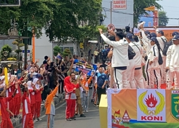 atusan atlet Lampung yang berlaga di Pekan Olahraga Nasional (PON) XXI Aceh-Sumut tahun 2024, mengikuti pawai keliling Bandar Lampung, Selasa, 24 September 2024.