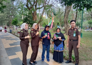 bagikan buku antikorupsi