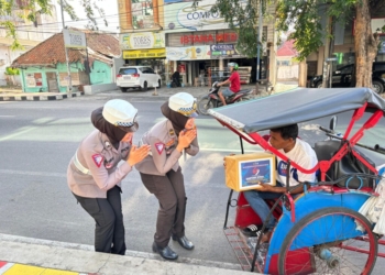 Polantas Bandar Lampung Keliling Jalan Raya Bagikan Sembako