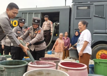 Empat Bulan Kekeringan, Warga Way Laga Terima Bantuan Air Bersih