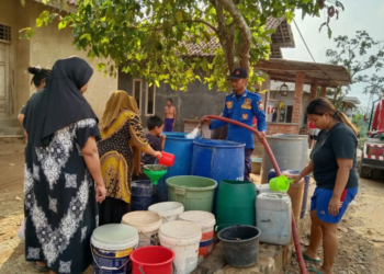 damkarmat lamsel salurkan air bersih