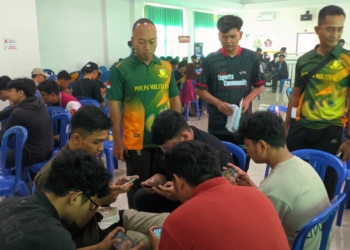 Dandenpom Mayor CPM Haru Prabowo menyaksikan peserta Dandenpom Cup bertanding