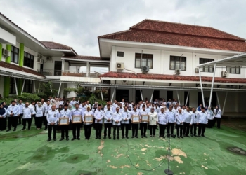 Kanwil Kemenag Lampung menyerahkan piagam penegerian kepada 5 madrasah yang sebelumnya merupakan sekolah swasta.