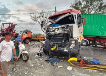 Kondisi Jalan Pantura Pati usai dua truk tronton dan satu bus penumpang yang terlibat dalam kecelakaan. Dok/Antara