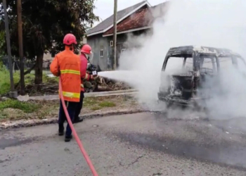 minibus terbakar