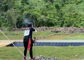 petembak Adel menembak sasaran