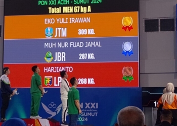 seremoni pemberian medali cabor angkat besi