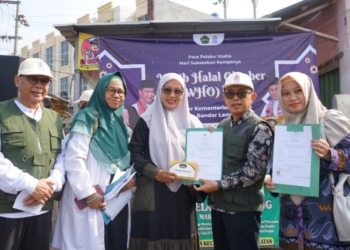 Sosialisasi dan penyerahan sertifikat halal kepada pelaku usaha makanan dan minuman di pasar tradisional di Bandar Lampung