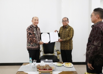 Foto : Pj Gubernur Lampung, Samsudin (kanan) saat menyerahkan SK Mendagri untuk Pj Bupati Tanggamus, Mulyadi Irsan (kiri).