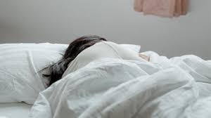 , tidur lebih lama di akhir pekan dapat menurunkan risiko penyakit jantung hingga 20 persen.