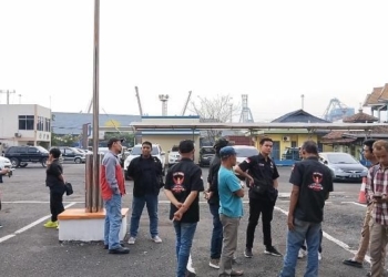 Sejumlah masyarakat yang tinggal disekitar perairan Pantai Kunyit, Kecamatan Bumi Waras, Bandar Lampung alami ispa. ATIKA OKTARIA