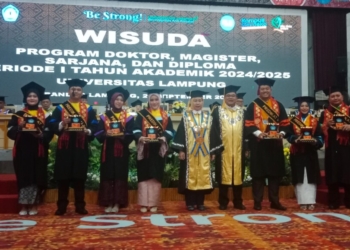 FOTO BERSAMA. Rektor Unila Prof Lusmeilia Afriani foto bersama dengan para wisudawan terbaik pada Wisuda Periode I tahun akademik 2024/2025 di GSG Unila pada Sabtu, 21 September 2024.