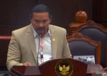 Anggota Komisi III DPR RI Martin Tumbelaka menyampaikan keterangan DPR dalam sidang lanjutan pengujian materi Pasal 222 Undang-Undang Nomor 7 Tahun 2017 tentang Pemilihan Umum di Ruang Sidang Pleno Mahkamah Konstitusi, Jakarta, Rabu (30/10/2024). ANTARA/Fath Putra Mulya.