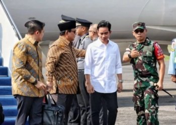 Gibran menjemput Prabowo di Bandara Adi Soemarmo Solo. Dok/Antara