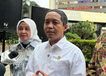 Menteri Kehutanan (Menhut) Raja Juli Antoni (tengah) dalam sesi jumpa pers yang digelar di Jakarta, Selasa (29/10/2024). Dok/Antara