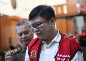 Gregorius Ronald Tannur (kanan) berjalan dengan pengawalan petugas kejaksaan usai menjalani sidang dengan agenda pembacaan putusan atau vonis di Pengadilan Negeri Surabaya, Surabaya, Jawa Timur, Rabu (24/7/2024). Dok/Antara
