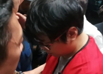 Terpidana kasus pembunuhan Gregorius Ronald Tannur digiring menuju mobil tahanan untuk menjalani masa hukuman di Rutan Kelas 1 Surabaya di Medaeng, Sidoarjo, usai menjalani pemeriksaan di Kantor Kejati Jatim Surabaya, Minggu malam (27/10/2024). Dok/Antara