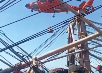 Helikopter Basarnas mengirimkan kebutuhan logistik bagi puluhan nelayan yang terjebak akibat jembatan bambu roboh diterjang gelombang tinggi di Kecamatan Tegalbuleud Kabupaten Sukabumi.(ISTIMEWA)