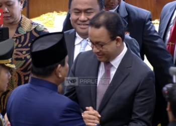 Tangkapan layar TV Parlemen saat Presiden Prabowo Subianto menyapa mantan rivalnya di Pilpres 2024 Anies Baswedan (Medcom/Fachri Audhia Hafiez)