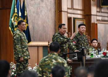 Presiden Prabowo Subianto (kedua kiri) memberikan pembekalan pada kegiatan rapat kerja dan retret Kabinet Merah Putih 2024-2029 di Ruang Makan Husein Taruna Akademi Militer, Magelang, Jawa Tengah, Jumat (25/10/2024). (ANTARA FOTO/Muhammad Adimaja)