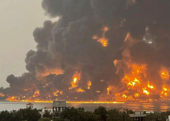 Api dari serangan udara di Hodeidah, Yaman