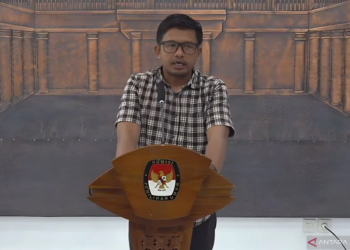Anggota KPU RI Idham Holik dalam konferensi pers di Kantor KPU RI, Jakarta, Selasa (24/9/2024). ANTARA/Narda Margaretha Sinambela.