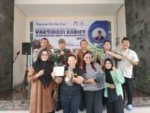 Vaksinasi Rabies Gratis dan Pembagian Bibit Pohon Tingkatkan Kesehatan dan Pelestarian Lingkungan