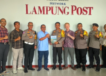Kapolresta Kombes Pol Abdul Waras dan jajaran saat mengunjungi Kantor Harian Umum Lampung Post, Kamis, 10 Oktober 2024.(Foto: Lampost.co/Umar Rabbani)