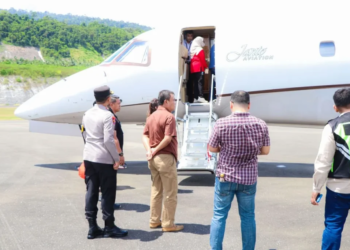 Jenazah Calon Gubernur (cagub) Maluku Utara (Malut), Benny Laos diterbangkan dari Luwuk, Sulawesi Tengah, menuju Jakarta, Minggu (13/10)/2024). Dok/Antara