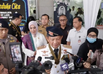 Cagub Maluku Utara Benny Laos. Menteri Dalam Negeri Tito Karnavian saat melayat di Rumah Duka Sentosa, Rumah Sakit Pusat Angkatan Darat (RSPAD) Gatot Subroto, Jakarta, Senin (14/10/2024). Dok/Antara