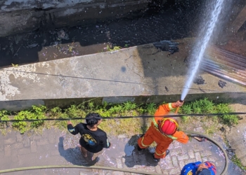 Petugas kebakaran saat melakukan pemadaman. (Foto: Lampost.co/Umar Robbani)