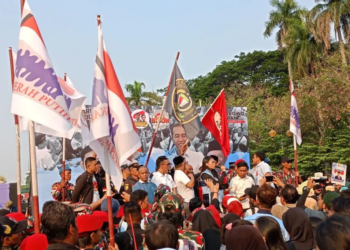 Massa Aksi Kongres Rakyat Indonesia dalam aksi di kawasan Patung Kuda, Monas, Jakarta Pusat, Jumat (18/10/2024). Dok/Antara