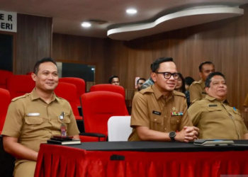 Wakil Menteri Dalam Negeri Bima Arya (tengah) saat memimpin rapat terkait kesiapan desk pilkada secara hybrid dari Command Center Gedung B, Kantor Pusat Kemendagri, Jakarta, Selasa (22/10/2024). (ANTARA/HO-Puspen Kemendagri)