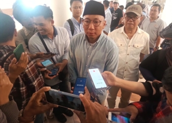Calon Gubernur Lampung, Rahmat Mirzani Djausal diwawancarai usai bertemu para petinggi media dan jurnalis senior, di Golden Dragon, Bandar Lampung, Senin, 28 Oktober 2024. (Foto: Lampost.co/Asrul Septian Malik)