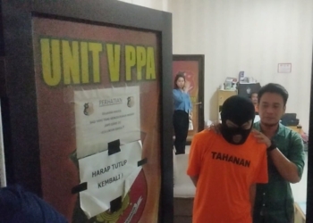 Pelaku pemerkosa gadis SMP saat digiring di Mapolresta Bandar Lampung. (Foto: Lampost.co/Umar Robbani)