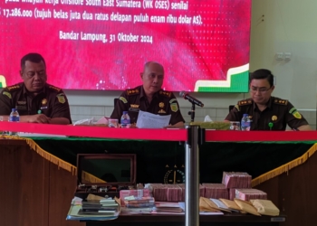 Aspidsus Kejati Lampung Armen Wijaya saat menyampaikan hasil penggeledahan 6 lokasi terkait dugaan korupsi di PT LEB. (FOTO: Lampost.co/Umar Robbani)