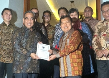 Mantan Wakil Presiden RI Jusuf Kalla (tengah kanan) saat menerima surat undangan acara Pelantikan Presiden dan Wakil Presiden Terpilih, di Jalan Brawijaya Raya, Kebayoran Baru, Jakarta Selatan, Rabu (16/10/2024). Dok/Antara