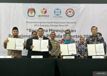 Ketua KPU RI Mochammad Afifuddin, Ketua Bawaslu RI, Ketua Dewan Pers Ninik Rahayu, dan Ketua KPI Pusat Ubaidillah saat berfoto bersama usai menandatangani Surat Keputusan Bersama (SKB) untuk membentuk gugus tugas di Kantor Dewan Pers, Jakarta, Selasa (22/10/2024). (ANTARA/Rio Feisal)