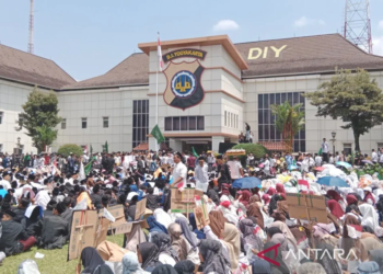 Ribuan santri dari berbagai wilayah di Daerah Istimewa Yogyakarta menggeruduk Markas Polda DIY, Sleman, D.I Yogyakarta, Selasa (29/10/2024), untuk menuntut penuntasan kasus penusukan dua santri Ponpes al-Munawwir Krapyak Yogyakarta pada Rabu (23/10). Dok/Antara