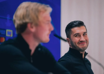 Pelatih Borussia Dortmund Nuri Sahin (kiri)