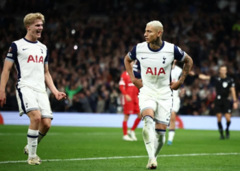 Penyerang Tottenham Richarlison (kanan)