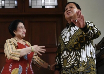 Dokumentasi - Ketua Umum PDI Perjuangan Megawati Soekarnoputri (kiri) dan Ketua Umum Partai Gerindra Prabowo Subianto (kanan) berbincang usai menyampaikan keterangan pers terkait dengan pertemuan tertutup di Jakarta, Rabu (24/7/2019). Dok/Antara