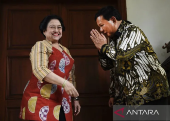 Ketua Umum Partai Gerindra Prabowo Subianto (kanan) berpamitan kepada Ketua Umum PDI Perjuangan Megawati Soekarnoputri (kiri) usai menggelar pertemuan tertutup di Jakarta, Rabu (24/7/2019). ANTARA FOTO/Puspa Perwitasari/wsj/aa.
