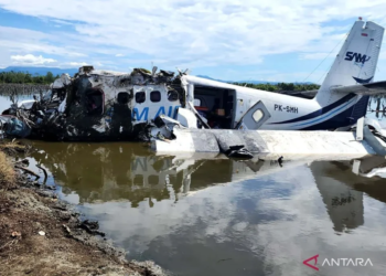 Kondisi pesawat SAM Air yang jatuh di tambak warga yang berada di sekitar Bandara Panua di Kabupaten Pohuwato, Gorontalo, Minggu (20/10/2024). Kepala Kantor Pencarian dan Pertolongan Gorontalo Heriyanto mengatakan empat orang yang meninggal dunia pada kecelakaan pesawat perintis milik PT SAM Air dengan nomor registrasi PK-SMH (DHC6) tersebut. Dok/Antara