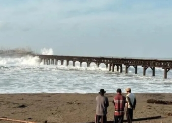 Jembatan dermaga di Sukabumi terputus akibat terjangan ombak besar. Dok/Antara