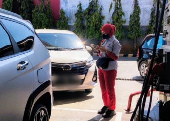 Petugas SPBU mencocokkan data kendaraan sebelum mengisikan pertalite ke mobil. Dok Lampost.co