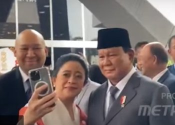 Puan Maharani Berswafoto dengan Prabowo Subianto usai pelantikan anggota DPR RI di Gedung DPR/MPR, Senayan, pada Selasa, 1 Oktober 2024.