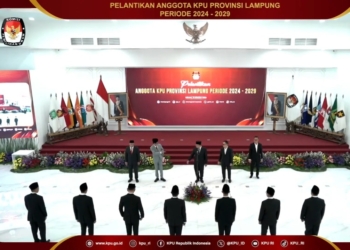 Komisi Pemilihan Umum Republik Indonesia (KPU RI) melantik 7 (tujuh) anggota KPU Provinsi Lampung periode 2024-2029 di Gedung KPU RI, Jakarta, Selasa (15/10). Tangkapan Layar Youtube KPU RI