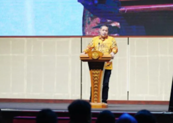 Anggota Bawaslu RI Herwyn J. H. Malonda saat membuka Rapat Finalisasi Penyusunan Buku Saku Pengawas Pemilihan Ad Hoc, di Kota Sorong, Papua Barat, Sabtu (5/10/2024). (ANTARA/HO-Bawaslu RI)